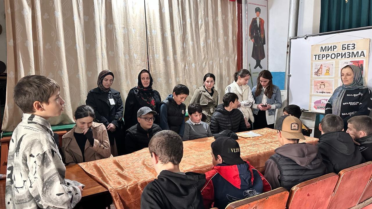 Специалист по работе с семьей, Багомедова З., и медицинская сестра по массажу Айгумова Э. провели беседу с детьми на тему "Мир без терроризма".